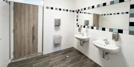 WC-Anlagen - hier ein Beispiel aus einer Schule